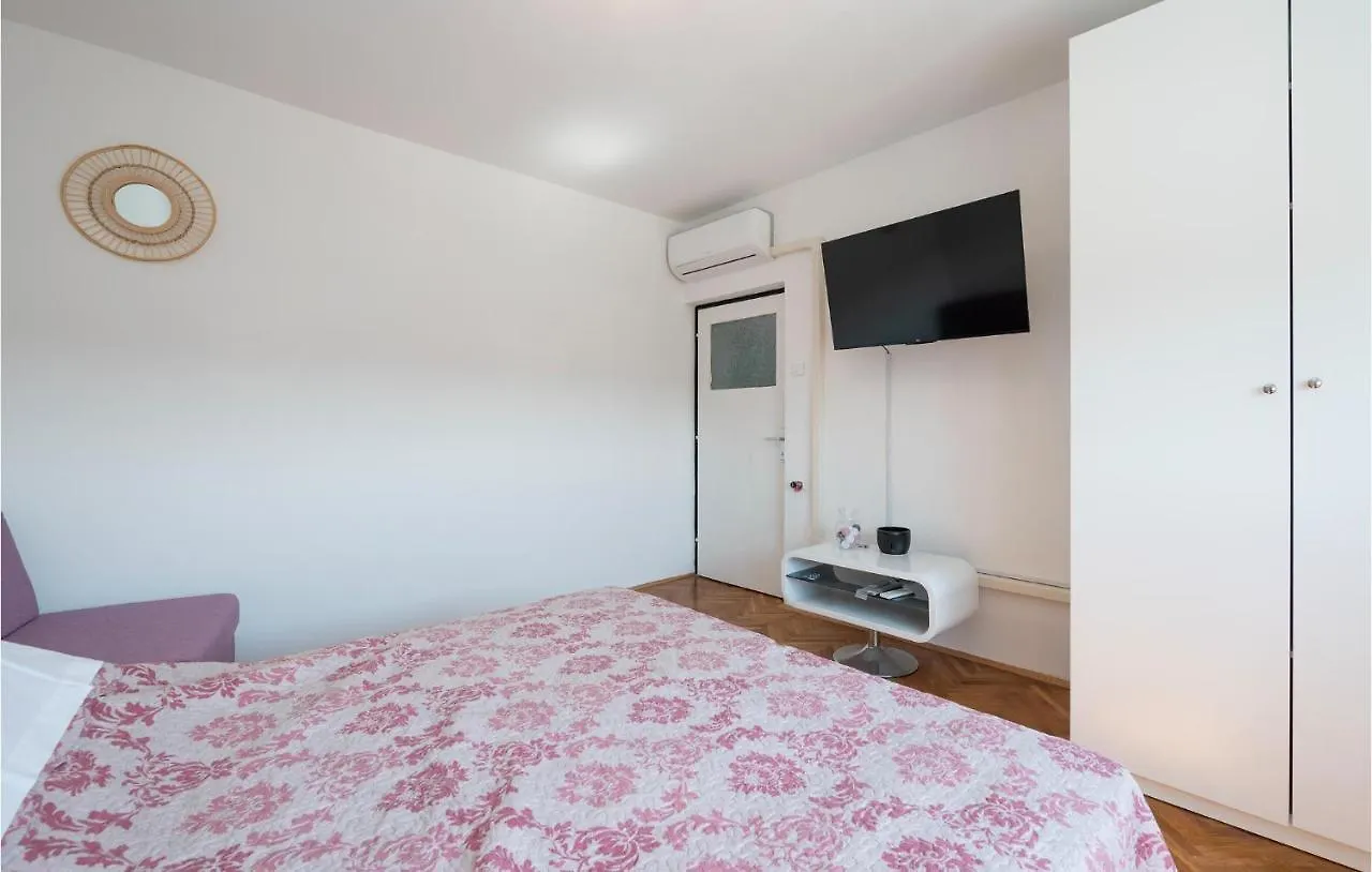 1 Bedroom Lovely Apartment In Pula