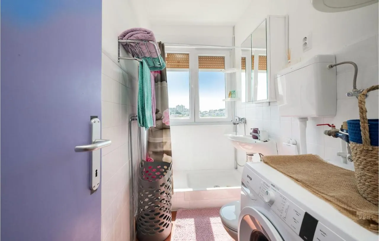 1 Bedroom Lovely Apartment In Πούλα