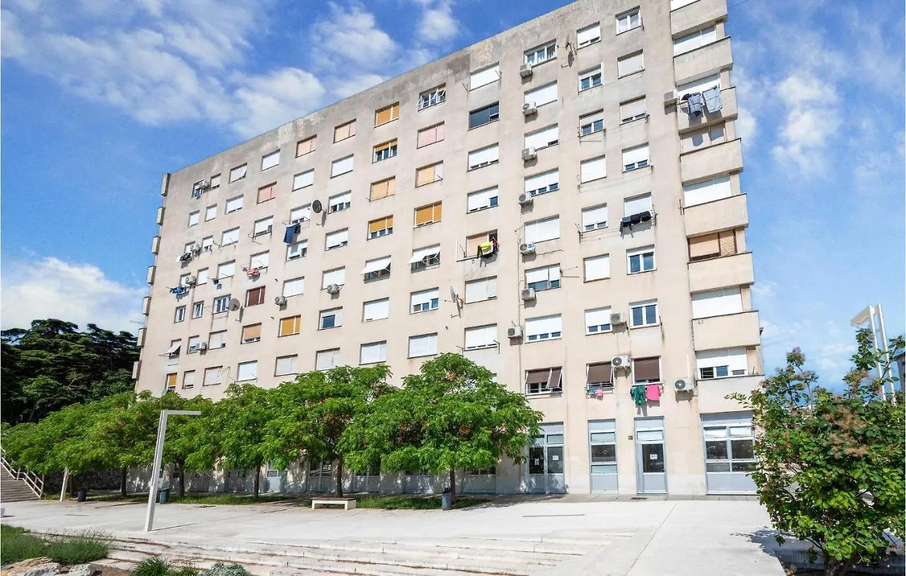 1 Bedroom Lovely Apartment In Πούλα